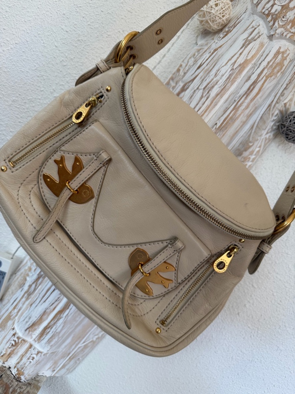 Marc Jacobs Cream Leather Shoulder Bag with Gold Hardware - Picture 2 of 11
